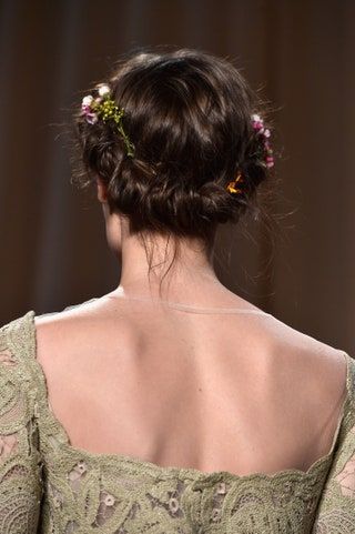 La imagen puede contener Persona humana Ropa Vestimenta Cabello Piel Vestido de noche Vestido de moda Bata y rostro