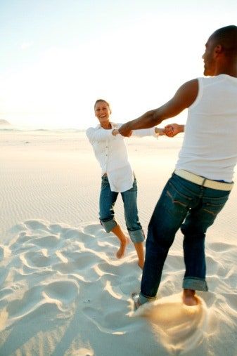 Bild kann enthalten Hosen Kleidung Kleidung Mensch Denim Jeans Natur Im Freien Erde und Sand