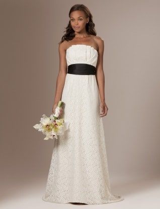 La imagen puede contener Ropa Vestimenta Traje de boda Vestido de novia Vestido de moda Vestido de Kirby Griffin Humano y persona