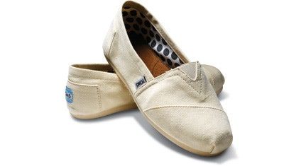La imagen puede contener prendas de vestir, calzado, sandalias, zapatos y lona