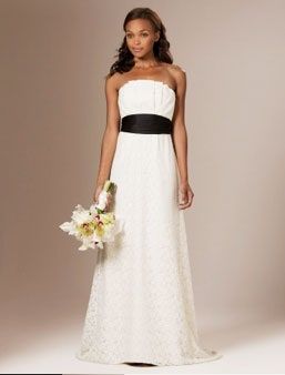 La imagen puede contener Ropa Ropa Vestido Bata de boda Vestido de moda Vestido de novia Decoración del hogar Humano y persona