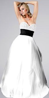 La imagen puede contener Vestido Ropa Vestimenta Persona femenina humana Vestido de noche Vestido de moda Bata Mujer y manga