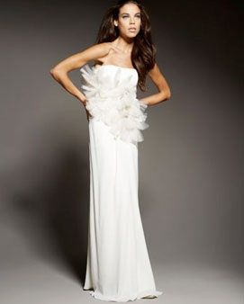 La imagen puede contener Ropa Vestimenta Bata Moda Vestido de noche Vestido de boda Vestido de novia Humano y persona