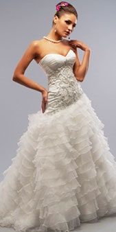 La imagen puede contener Ropa Vestimenta Vestido de novia Vestido de moda de boda Vestido de túnica Humano Mujer y persona
