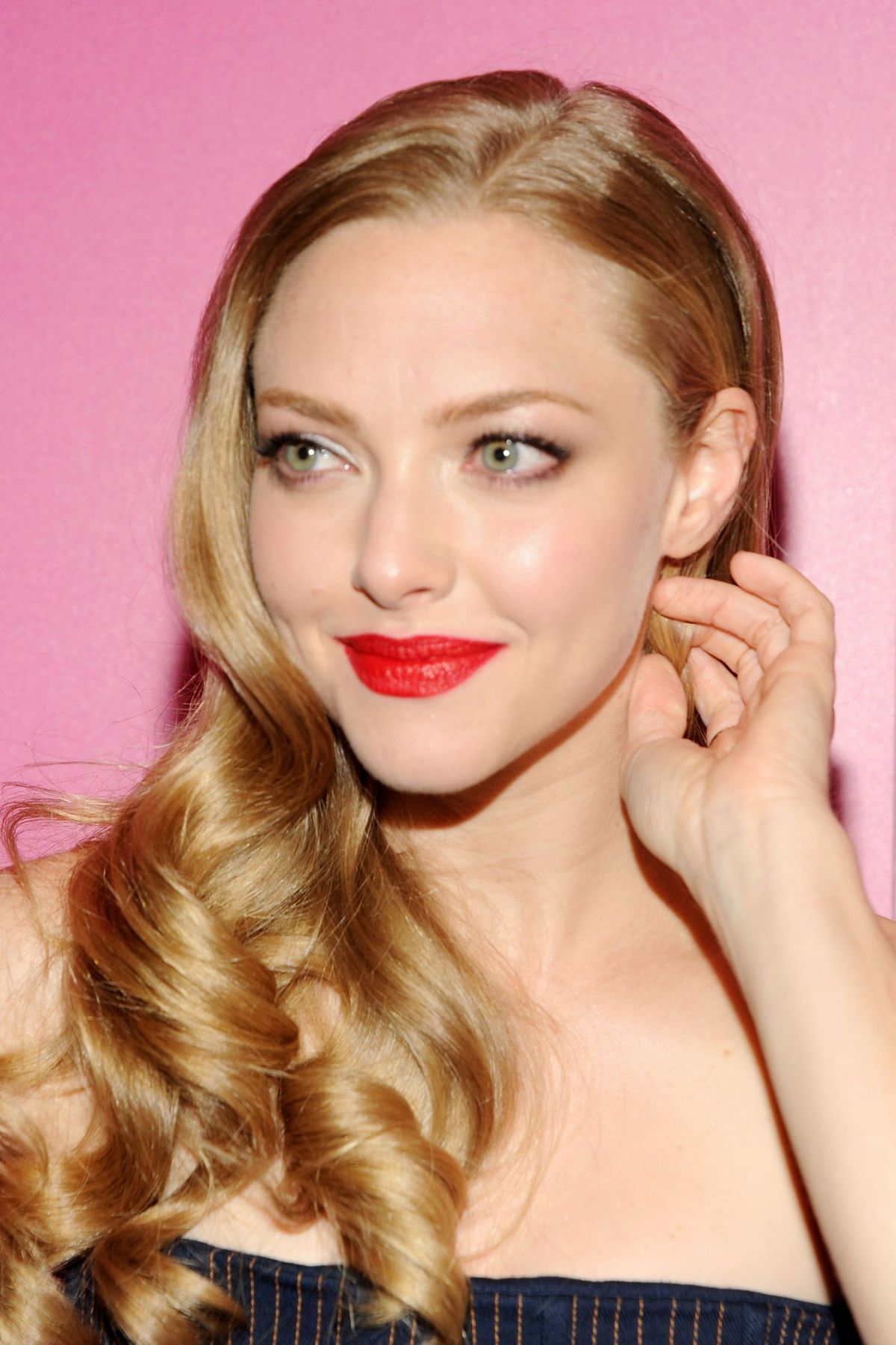 La imagen puede contener Amanda Seyfried Rostro Persona humana Vestido de noche Ropa de moda Vestido Ropa Bata y lápiz labial
