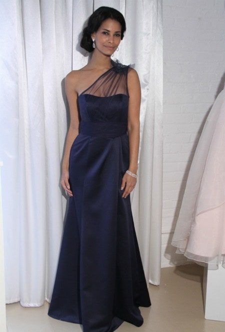 Bild kann enthalten Kleidung Kleidung Kleid Abendkleid Kleid Robe Mode Mensch und Frau