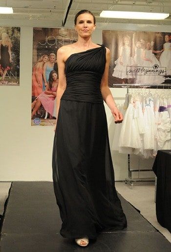 La imagen puede contener Ropa Vestimenta Bata Moda Vestido de noche Vestido Vestido Persona humana y femenina