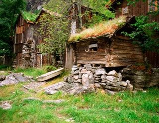 La imagen puede contener Edificio Vivienda Casa Cabaña Naturaleza Cabaña Exterior Refugio Campo Rural y Choza