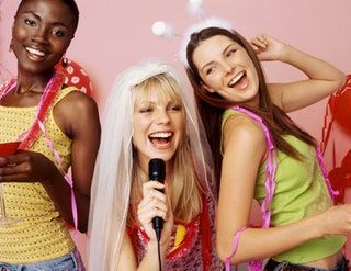 La imagen puede contener Persona humana Cara Karaoke Actividades recreativas Ropa Vestimenta Dispositivo eléctrico y micrófono