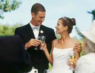 La imagen puede contener Ropa Ropa Persona humana Bata Moda Vestido de boda Gafas de sol Accesorios y accesorios