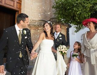 La imagen puede contener Ropa Vestimenta Persona humana Moda Bata Vestido de boda Vestido de novia Vestido y papel