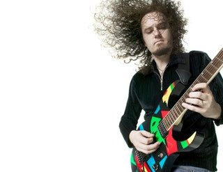 La imagen puede contener Persona humana Instrumento musical Guitarra Actividades recreativas Bajo y cabello