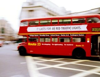 La imagen puede contener un vehículo de transporte, autobús, autobús de dos pisos y autobús turístico