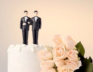 La imagen puede contener Ropa Vestimenta Comida Postre Pastel Persona humana Bata Moda Vestido de boda y pastel de bodas