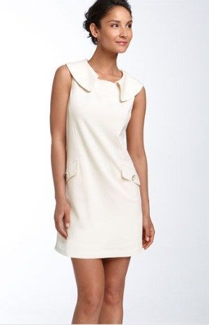 La imagen puede contener Ropa Vestido Ropa Decoración del hogar Lino Persona humana Mujer Blusa y mujer