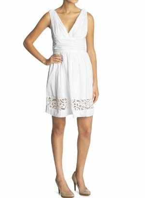 La imagen puede contener Vestido Ropa Ropa Decoración del hogar Persona femenina Humana Mujer y lino