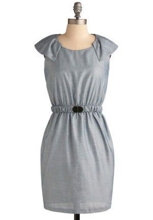 La imagen puede contener Vestido Ropa Ropa Decoración del hogar Lino Persona femenina Mujer Moda y bata
