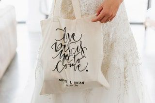 Bilden kan innehålla Bag Tote Bag Människoperson och text