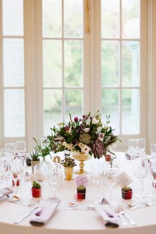 Bilden kan innehålla Glasväxt Blomma Blomma Blomsterarrangemang Möbler Matbord och bord