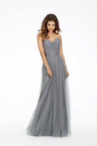 La imagen puede contener Ropa Vestimenta Vestido Persona humana Vestido de noche femenino Bata Vestido de moda y boda