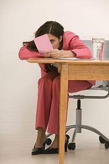 La imagen puede contener Muebles Silla Mesa Escritorio Persona humana y Mesa de comedor