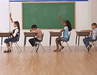 La imagen puede contener una persona humana Habitación interior Aula Escuela Profesor Mobiliario y silla