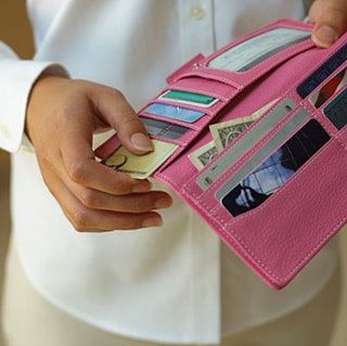 La imagen puede contener Accesorios Accesorio Monedero Humano y Persona
