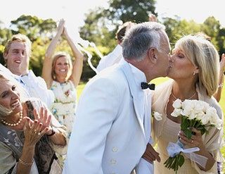 La imagen puede contener Ropa Ropa Persona humana Beccy Cole Moda Bata Vestido Boda Planta Flor y flor