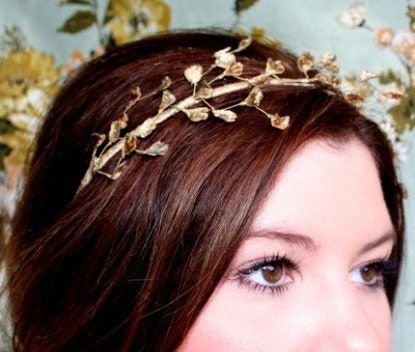 La imagen puede contener accesorios para personas, accesorios, prendas de vestir, joyas y tiaras