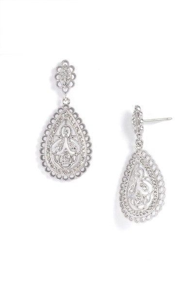 Nuotraukoje gali būti priedai, papuošalai ir auskarai