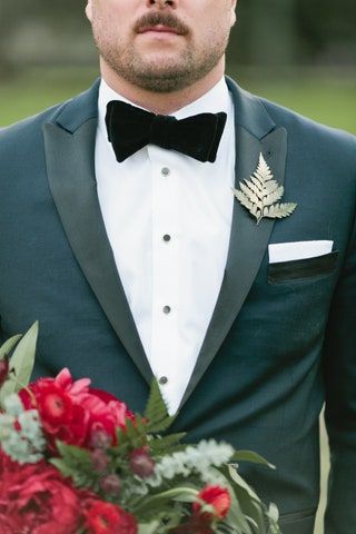 Esta imagen puede contener Corbata Accesorios Accesorio Abrigo Ropa Abrigo Ropa Traje Planta Esmoquin Humano y Persona