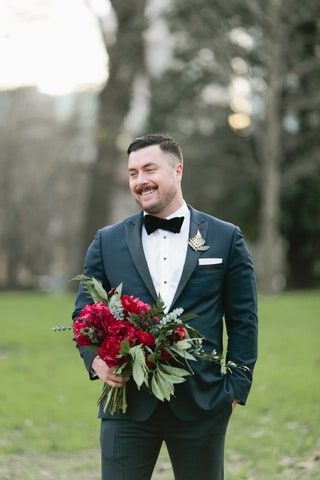 Esta imagen puede contener Ropa Ropa Abrigo Abrigo Traje Corbata Accesorios Accesorio Esmoquin Planta Humano y Persona