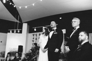 La imagen puede contener Ropa Vestimenta Traje Abrigo Abrigo Esmoquin Persona humana Moda Bata Vestido Vestido y boda
