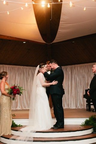 Esta imagen puede contener ropa, ropa, persona humana, moda, bata, planta, vestido, traje de boda, abrigo y abrigo