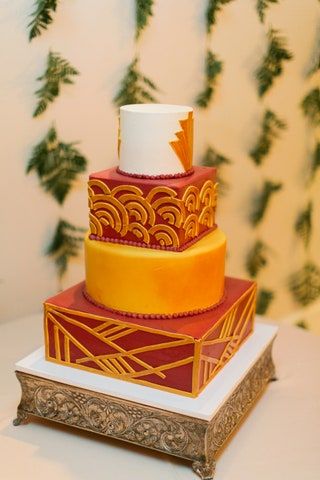 Esta imagen puede contener pastel de comida, postre, pastel de bodas y pastel de cumpleaños.