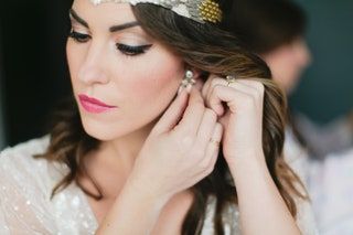 La imagen puede contener Ropa Ropa Persona humana Cosméticos Lápiz labial Accesorios y accesorios