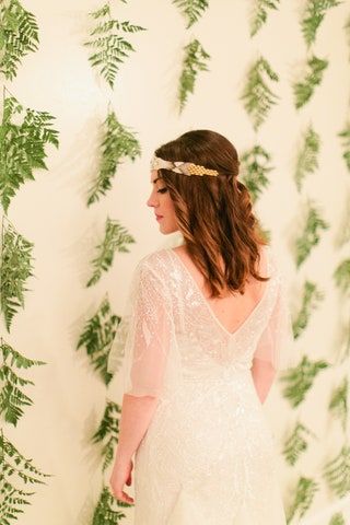 Esta imagen puede contener ropa, ropa, persona humana, bata, moda, vestido, boda, vestido de novia y novia