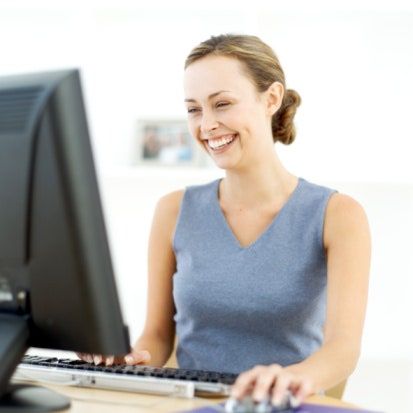 La imagen puede contener Persona humana Mujer sentada y Electrónica.