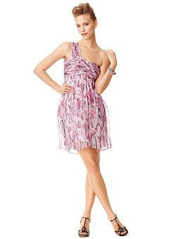La imagen puede contener Ropa Vestido Ropa Persona humana Vestido de noche Vestido Bata Moda y mujer