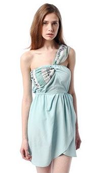 La imagen puede contener Ropa Vestido Ropa Vestido de noche Vestido Bata Moda Humano y persona