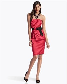 La imagen puede contener Ropa Vestido Ropa Mujer Persona humana Vestido de mujer Bata Moda y vestido de noche