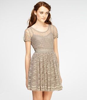 Esta imagen puede contener ropa, vestido, ropa, mujer, persona humana y mujer.