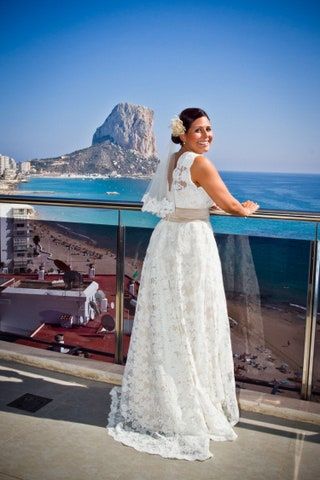 Slika lahko vsebuje Oblačila Oblačila Ograja Ograja Človeška oseba Moda Večerna obleka Roba in Poroka