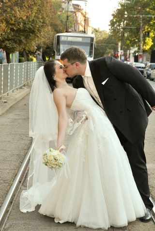 Slika lahko vsebuje Oblačila Oblačila Človeška oseba Poročna obleka Poročna modna obleka Robe Ženska nevesta in avto