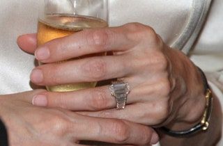 La imagen puede contener Accesorios de joyería Accesorio de anillo Persona humana Vaso Bebida Alcohol y bebidas