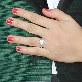 La imagen puede contener anillo y accesorio de accesorios de joyería de uñas de manicura de persona humana
