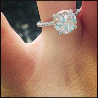 La imagen puede contener una persona humana, un accesorio de joyería de diamantes, un accesorio y una piedra preciosa.