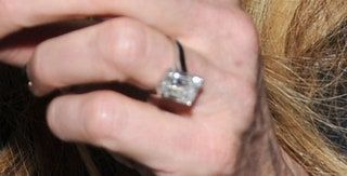 La imagen puede contener joyas y accesorios de plata para personas humanas.