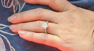 La imagen puede contener accesorios de anillo de joyería de persona humana y plata