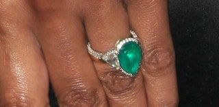 La imagen puede contener una persona humana Accesorios de joyería Accesorio Anillo de piedras preciosas y esmeralda